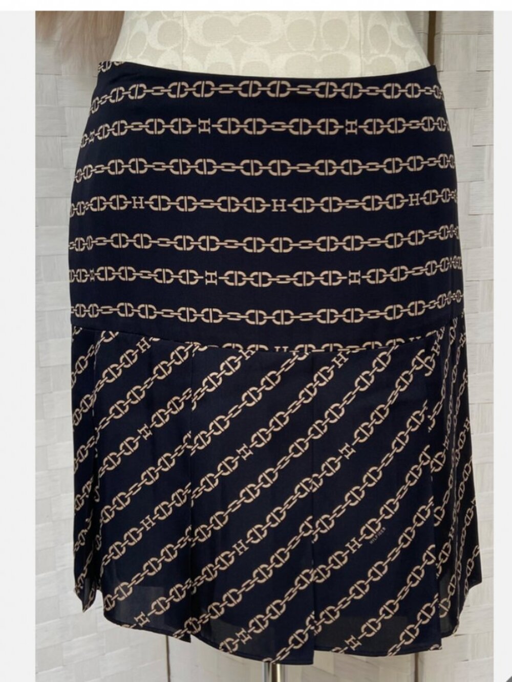 Tommy Hilfiger 100% Silk Dark Navy Blue Gold Chainlink Print Pleated Skirt Sz 4